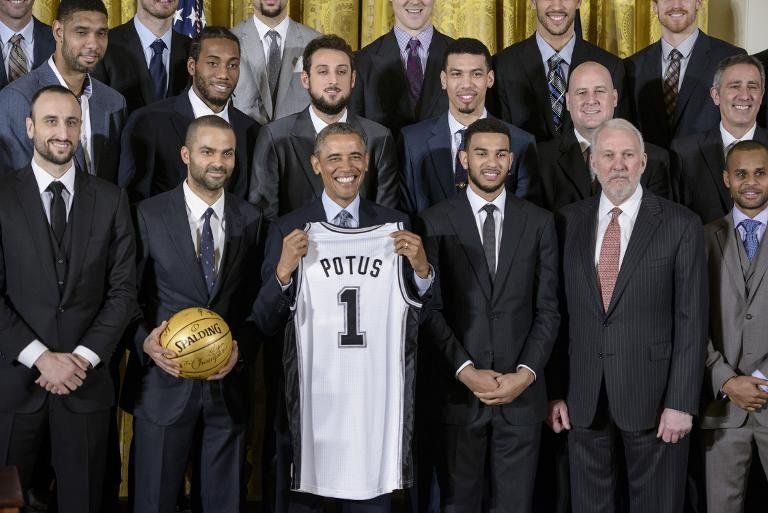 Manu Ginóbili entregó a Obama una camiseta de los Spurs en la Casa Blanca
