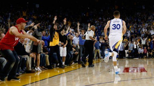 Curry mantiene a los Warriors imbatibles en casa