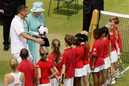 La reina Isabel II se da el gusto de ver ganar a Murray