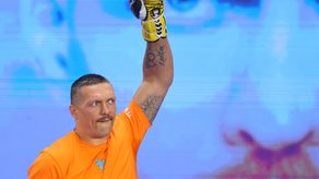 El ucraniano Oleksandr Usyk renunció al cinturón FIB de los pesos pesados