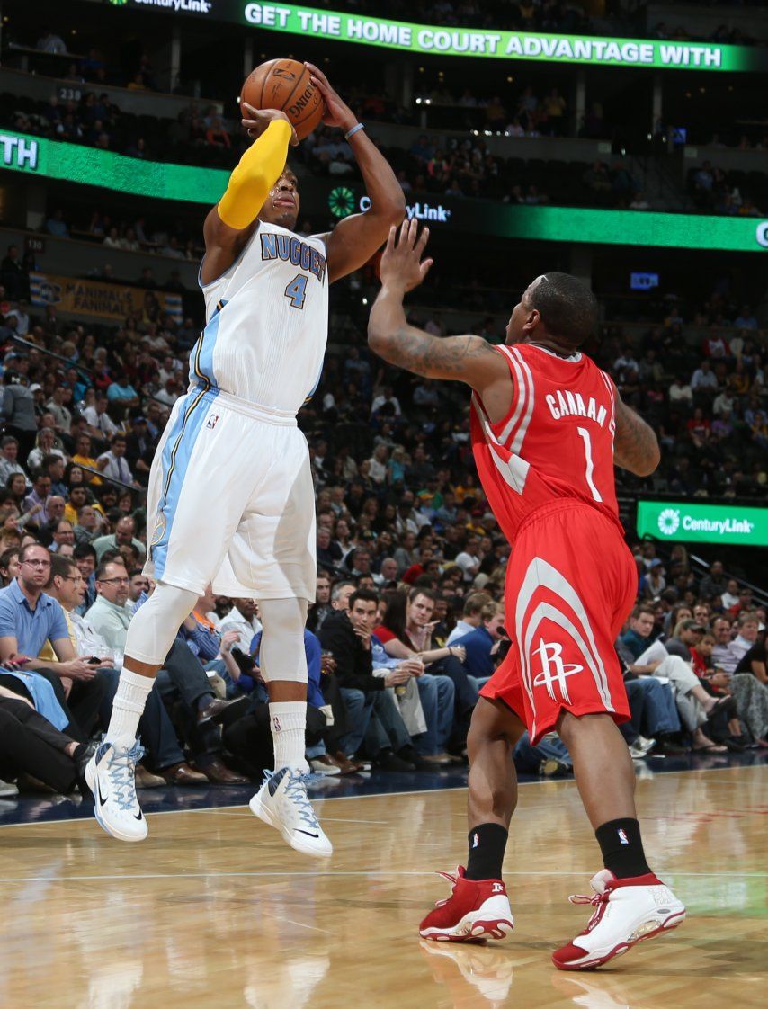 Foye encabeza a Nuggets en triunfo sobre Rockets