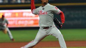 Pedro Martí­nez abandona juego por problema muscular en cuello