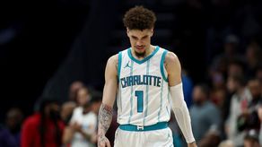 NBA: LaMelo Ball estará fuera varias semanas por distensión en la pantorrilla