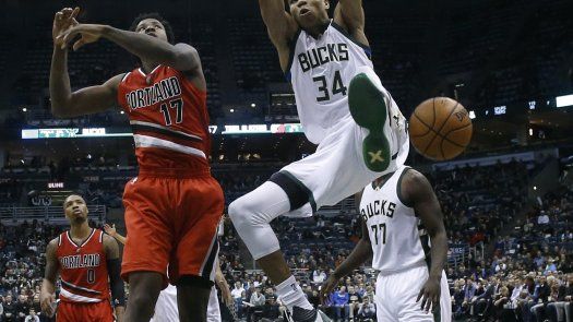 Monroe y Henson ayudan en remontada de Bucks