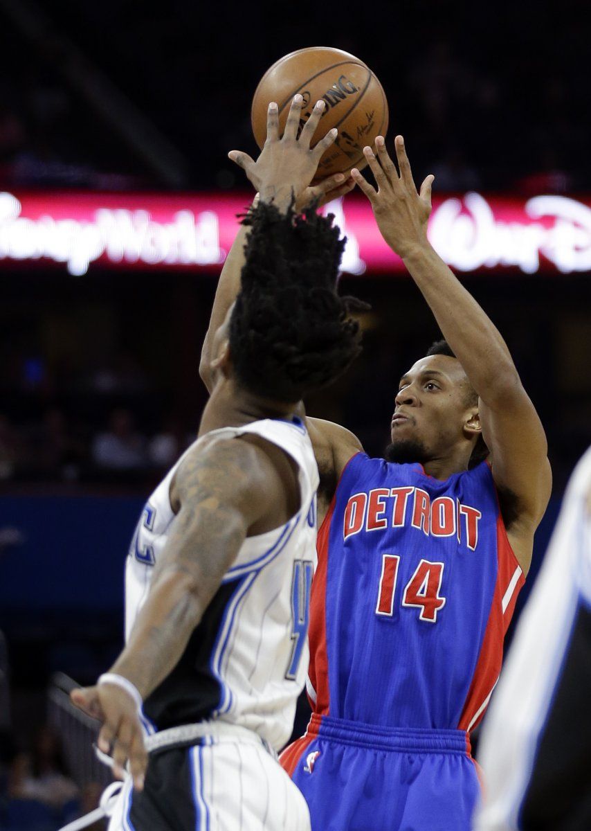 Payton aporta triple doble y Magic arrolla a Pistons