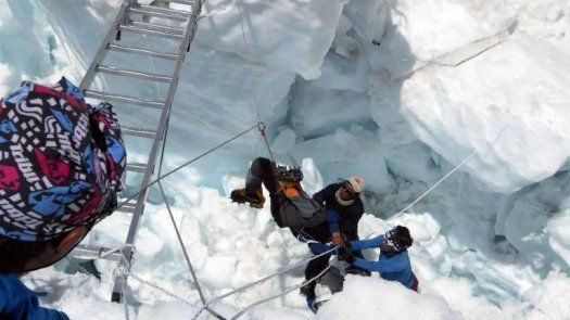 Los sherpas nepalíes no subirán más al Everest esta temporada
