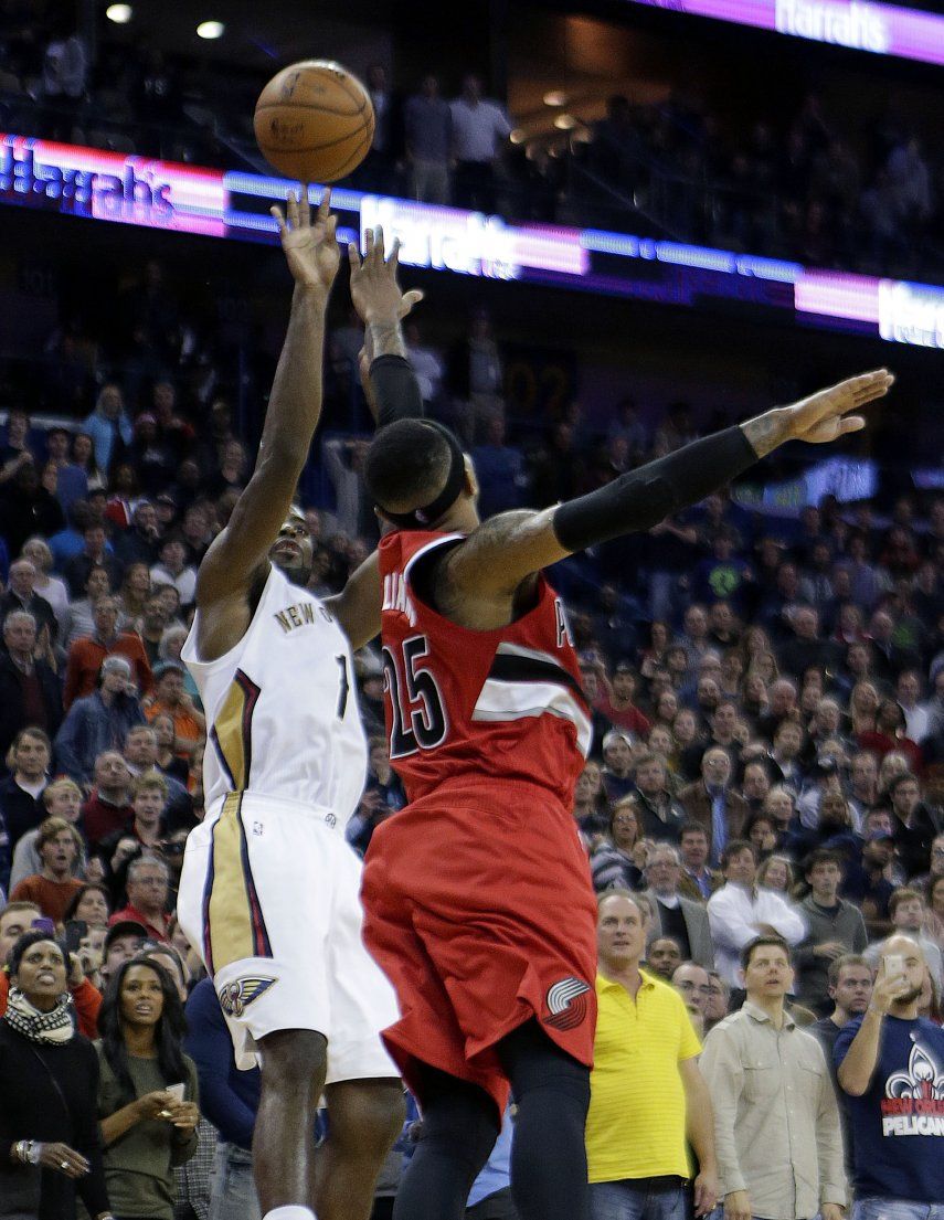 Evans y Holiday guían a Pelicans al triunfo