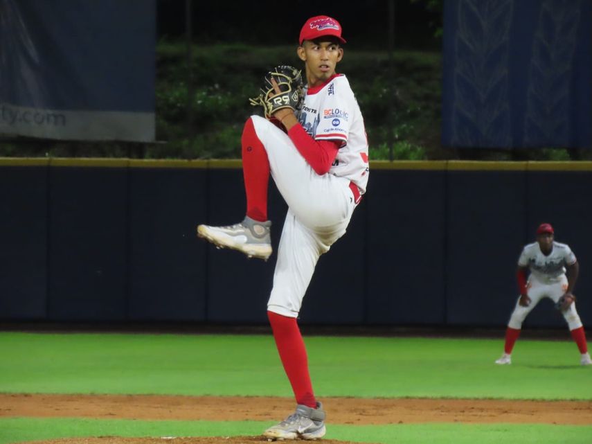 Béisbol Juvenil 2026: Metro consigue primer triunfo en semifinales de la mano de Fabián Carrera