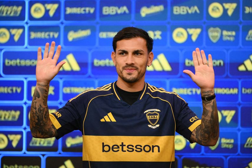 Leandro Paredes regresa a Boca y los reciben en una multitud en La Bombonera