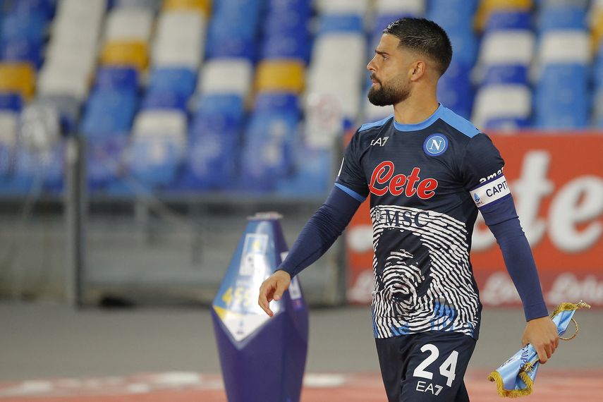 Napoli rinde homenaje con camisetas a Diego Maradona.