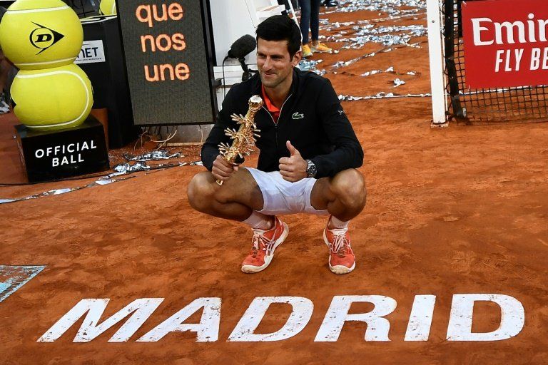 Djokovic supera a Tsitsipas y se corona por tercera vez en Madrid