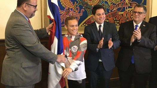 Héctor Cención recibe el Pabellón Nacional para Juegos Centroamericanos y del Caribe