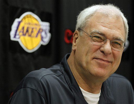 Entrenador de Lakers desata protesta de activistas proinmigrantes