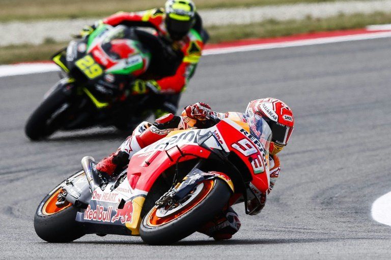 Lorenzo se cae y es baja en el GP de Holanda, Viñales empieza brillando