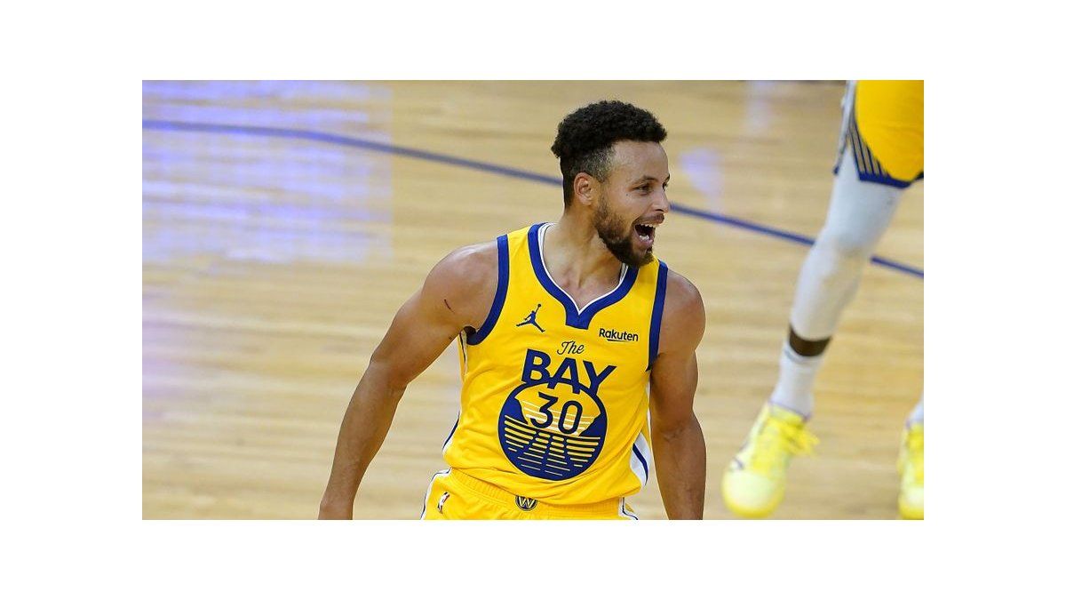 Curry rompe marca con 62 puntos; Warriors vencen a Blazers