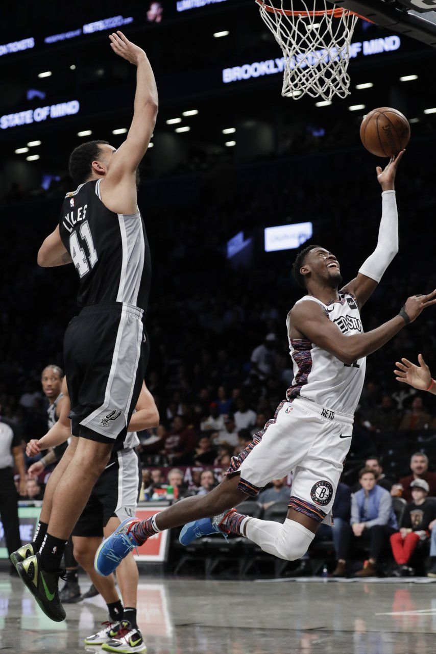Nets superan a Spurs en regreso de Popovich