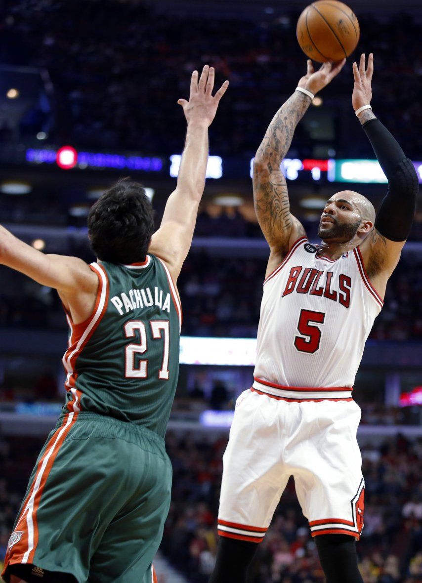 Bulls vencen 102-90 a los Bucks