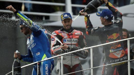 Dovizioso se impone bajo la lluvia en Valencia, Oncu hace historia
