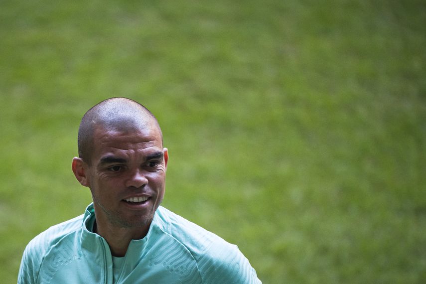 Pepe da positivo al covid y es baja para Portugal