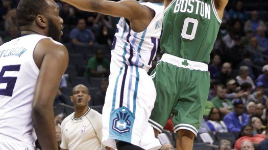 Celtics vencen a Hornets y dan gran paso por los playoffs