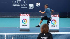 Muguruza y Puyol dan exhibición de fútbol-tenis en torneo de Miami