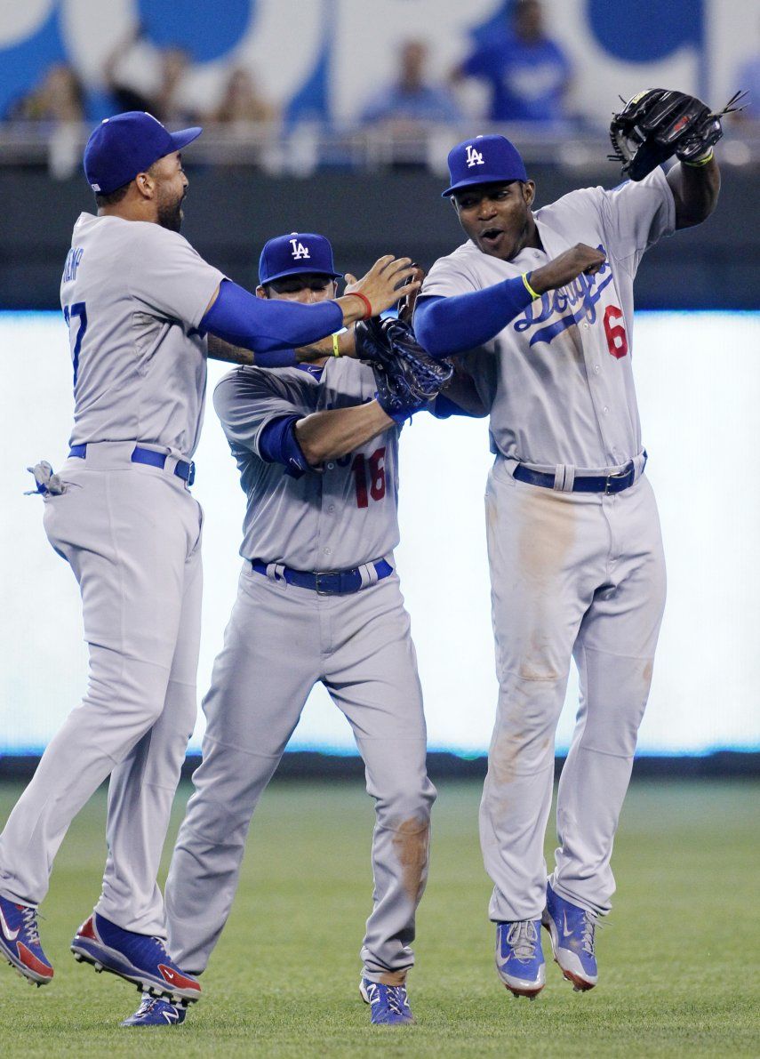 Dodgers ganan a Reales con pelotazo con casa llena
