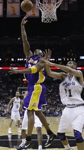 NBA: Lakers 102, Spurs 95; Los Angeles avanza a playoffs