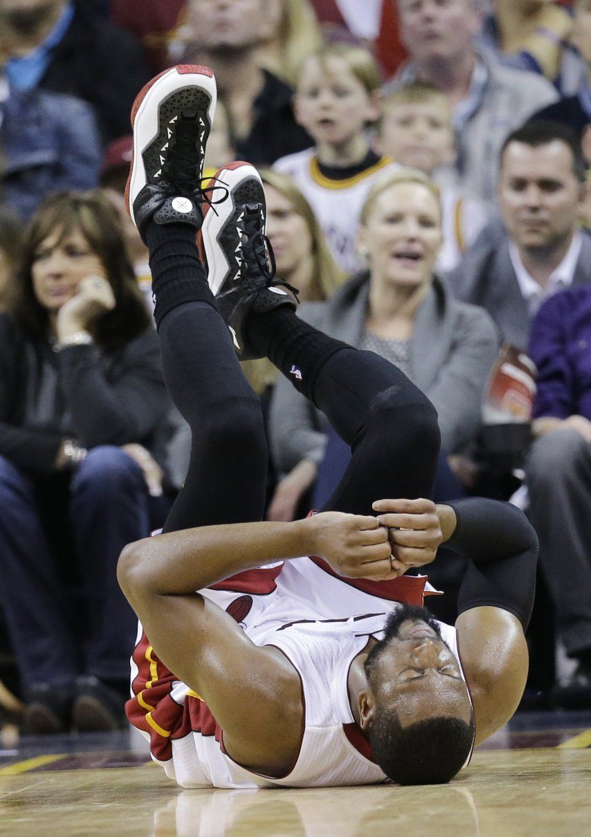 Heat pierde ante Cavaliers tras golpe en la rodilla de Wade