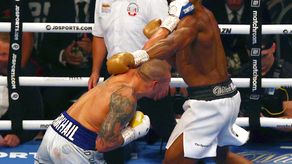 El promotor de Usyk confirma planes para revancha con Joshua