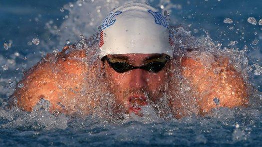 Phelps sigue empeñado en su regreso y nada los 50 m mariposa