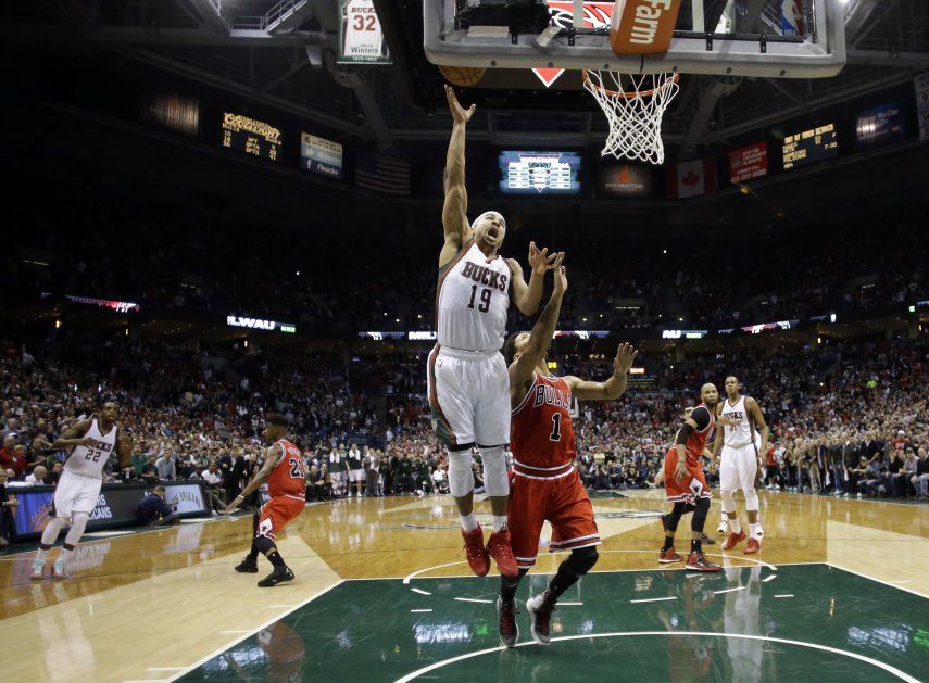 Enceste agónico de Bayless mantiene con vida a Bucks