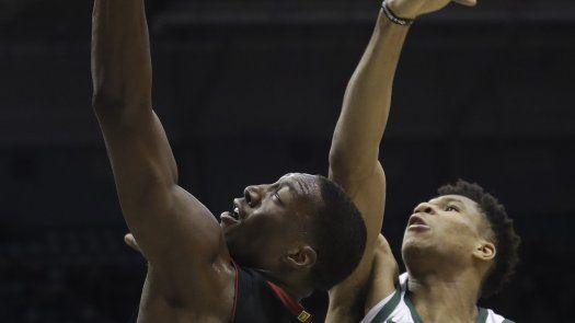 Whiteside anota 27 puntos y Heat vence 106-101 a Bucks