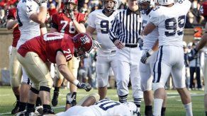 Jugador de Yale sale en camilla tras colisión de cascos