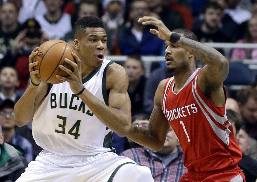 Antetokounmpo logra triple doble; Bucks derrotan a Rockets