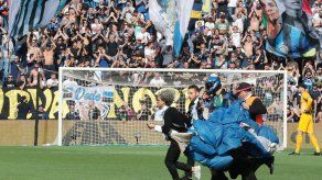 Inter gana a Sassuolo en duelo interrumpido por paracaidista