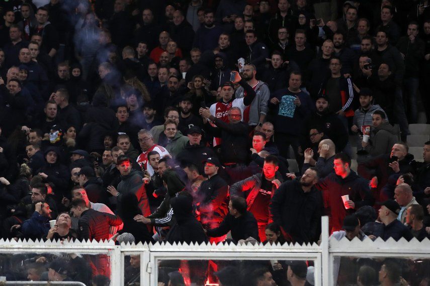 Peleas entre hinchas de AEK y Ajax en partido de Champions