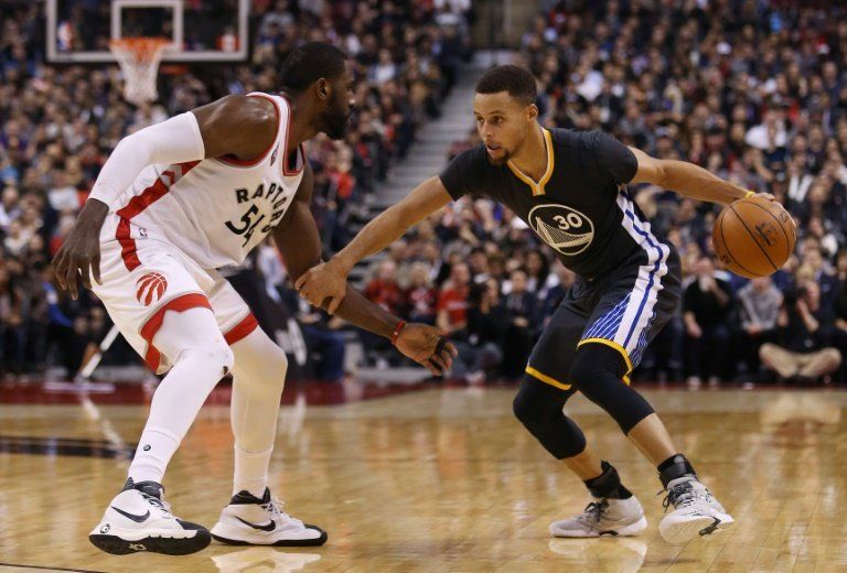 Stephen Curry sigue como líder anotador en la NBA
