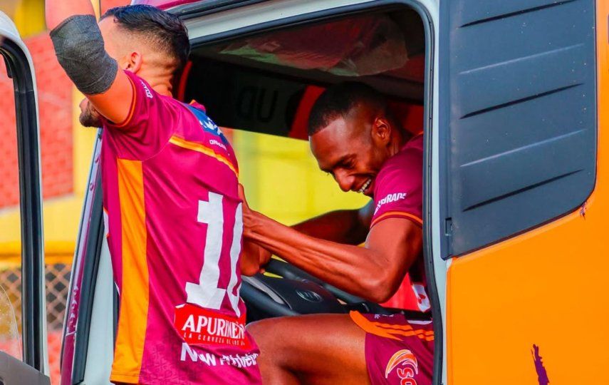 Abdiel Ayarza golea para Los Chankas y celebra en un camión