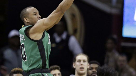 Bradley define con triple y Celtics sorprenden a Cavaliers