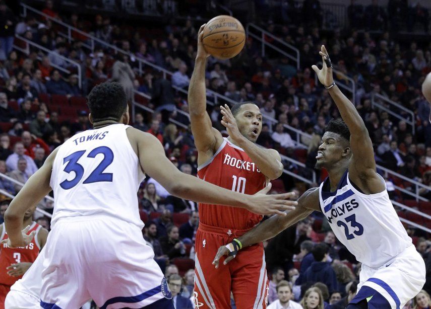 Gordon anota 30; Rockets aplastan a Wolves