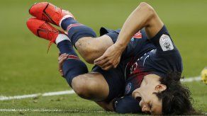 Alarma en el PSG: Cavani sale lesionado