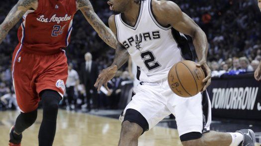 Leonard anota 32 y Spurs toman ventaja ante Clippers