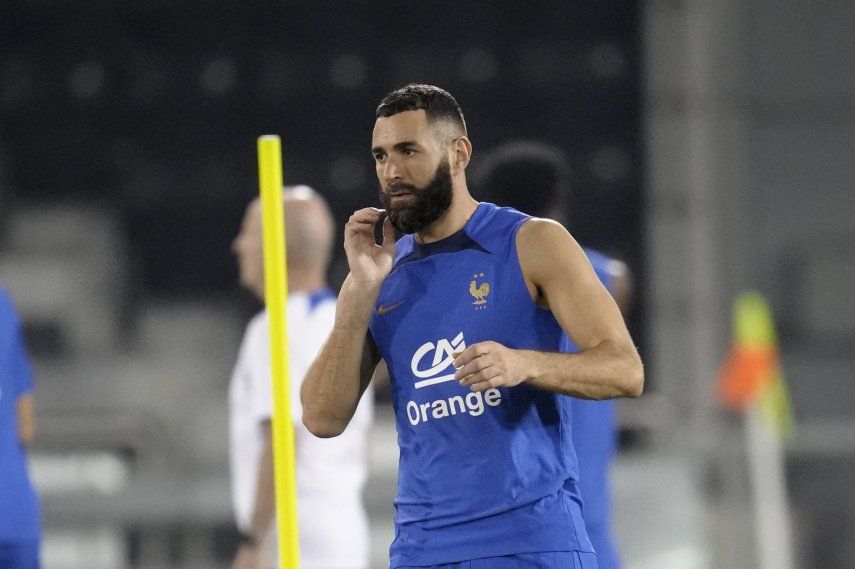 El delantero y actúal Balón de Oro Karim Benzema podría ser la principal baja de Francia en este Mundial de Qatar 2022.