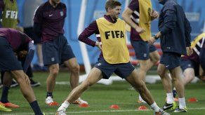 Gerrard arenga a sus compañeros en Inglaterra