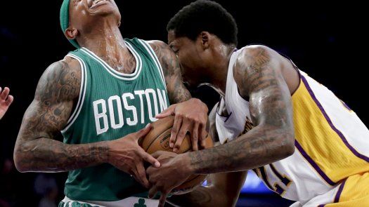 Lakers dejan atrás mala racha, ganan a Celtics en prorroga