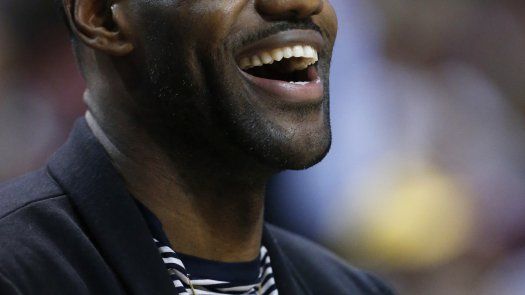 LeBron firma contrato vitalicio con Nike