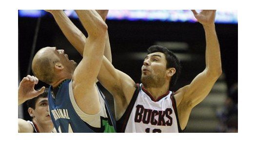 Delfino queda cerca de triple doble en victoria de Bucks