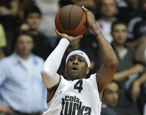 Iverson anota 15 puntos en debut con equipo turco