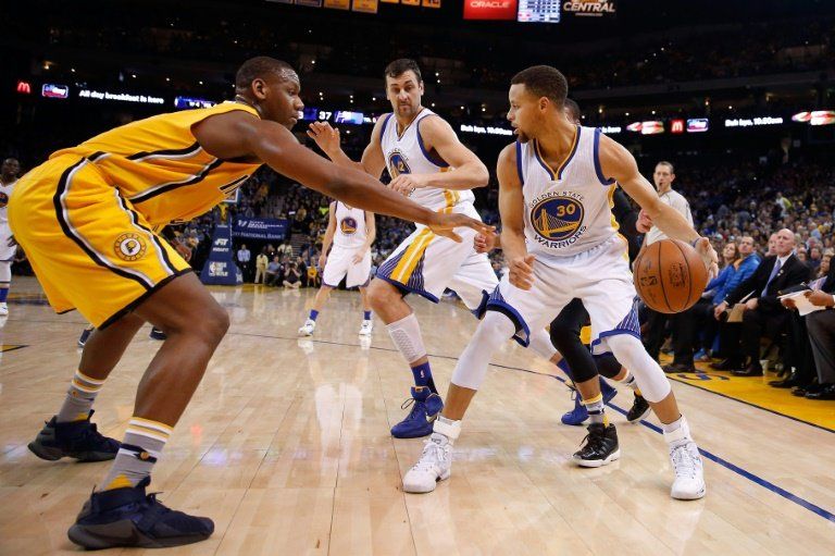 Stephen Curry sigue como líder anotador en la NBA