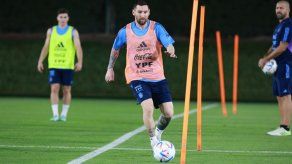 Lionel Messi en medio de un entrenamiento con la Selección de Argentina en Qatar 2022.